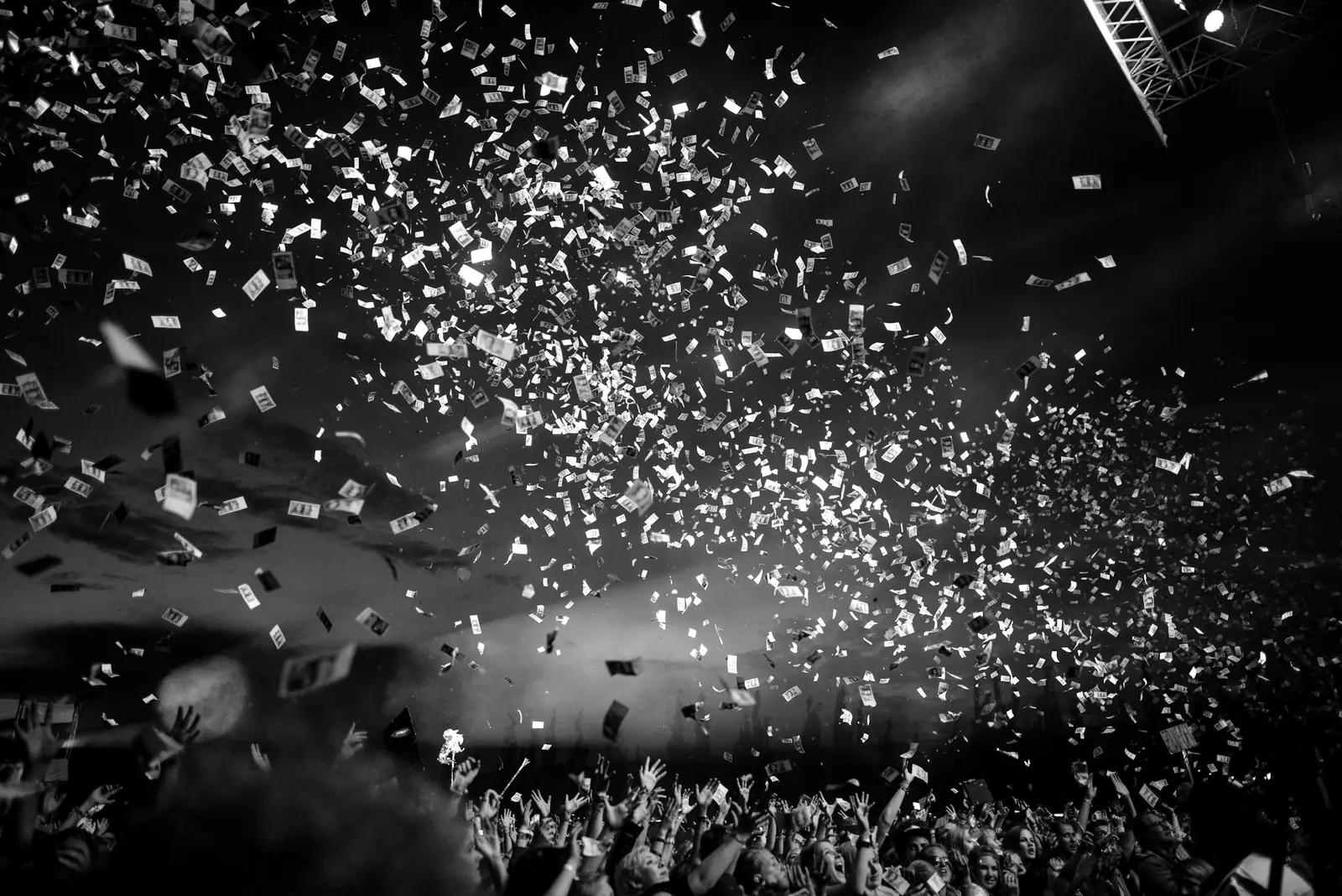 Des confettis tombent sur la foule pendant une soirée de lancement